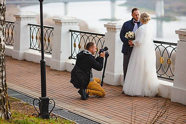 Le professionnel de photos ou vidéos mariage